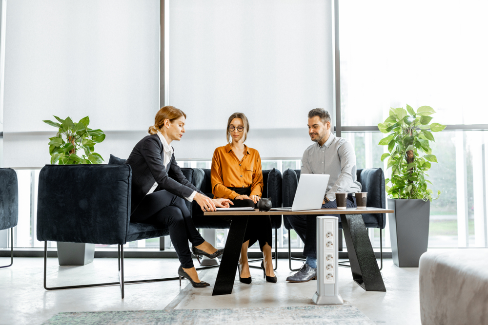 Young,Couple,Talking,With,Financial,Consultant,At,The,Luxury,Bank